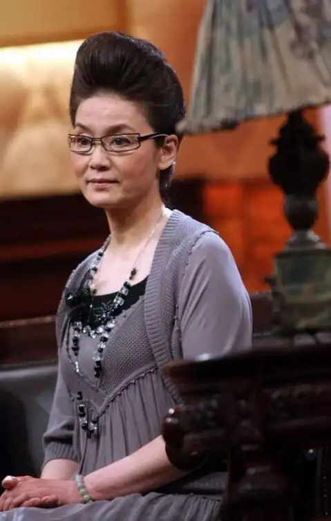 67岁潘虹不畏惧变老即使脸上皱纹明显穿搭照样高雅有气质