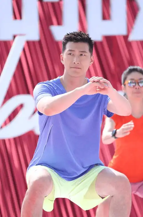 窦骁运动装扮现身户外活动 透露新剧将突破饰演大唐僧侣