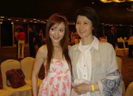 李小璐和妈妈(9 /40张)