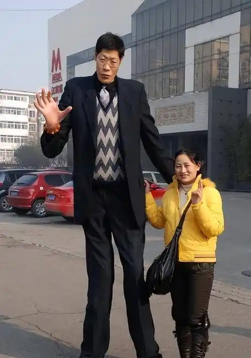 亚洲第一巨人张俊才:身高竟达2.42米,斩获世界纪录后生活如何?