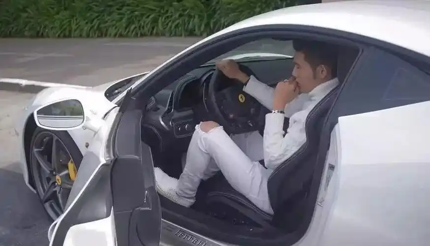 3.可能打车上班无聊自拍了一张,刚好感觉很满意.