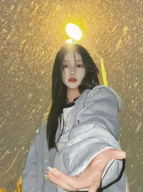 路灯下神明少女拍照技巧!一定记得打开闪光灯!这样拍真的绝了! - 抖音