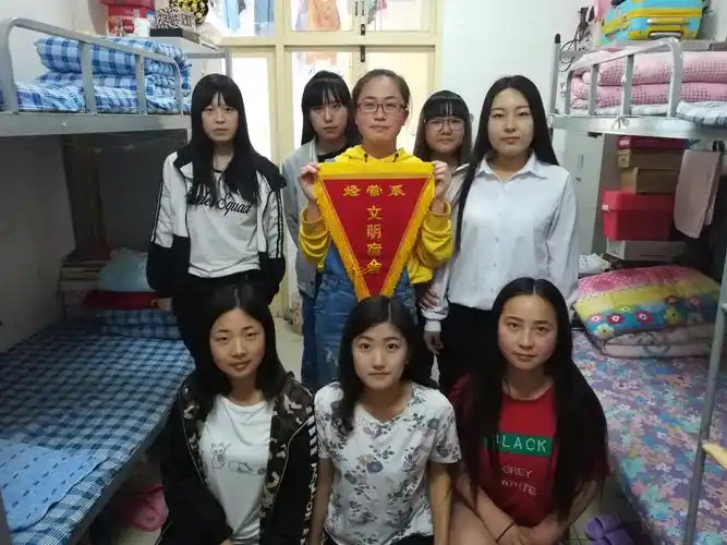 经贸管理系为文明宿舍颁发锦旗