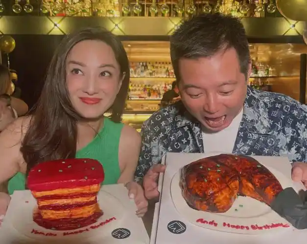 郑希怡晒照庆41岁生日,与丈夫合影好恩爱,笑容灿烂状态佳!