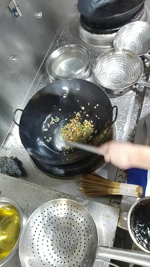 监控拍下后厨惊人的一幕,原来酒店是这样炒菜的.