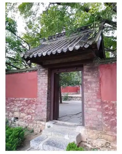 定林寺中原汁原味,古色古香的红色院墙