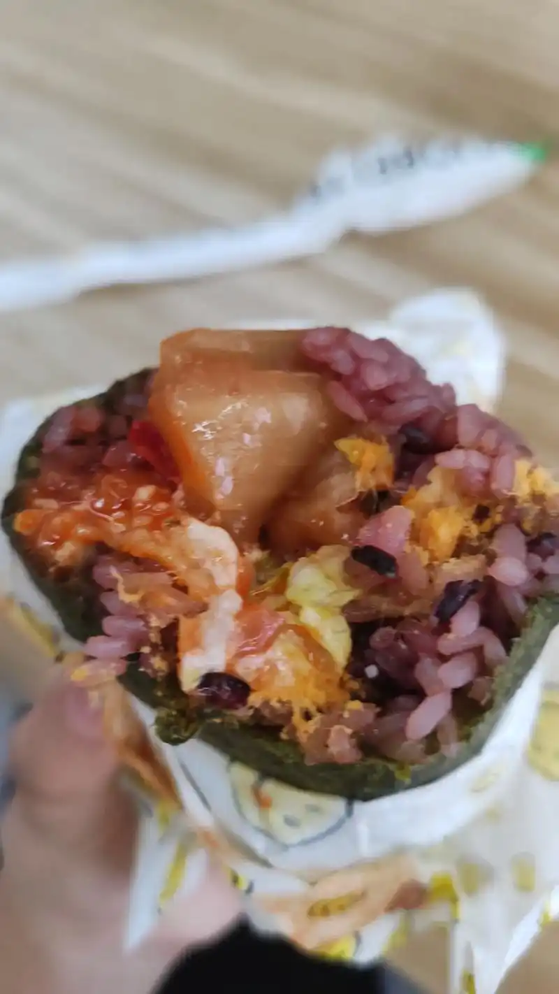 师大专升本打卡day07.今天晚上吃了辣白菜的饭团,嘎嘎好吃 - 抖音