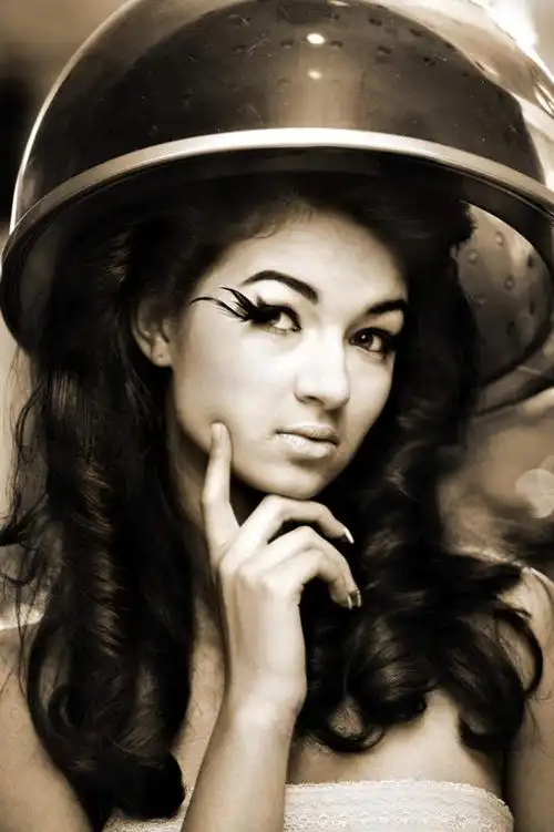 西方人,手,头发,一个人,竖图,黑白,室外,白天,正面,化妆,欧洲,欧洲人