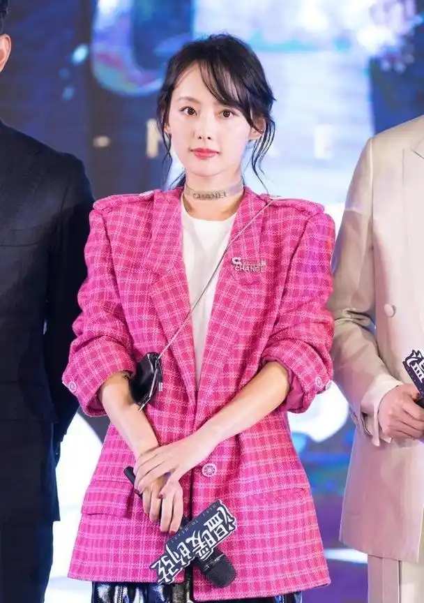张嘉倪粉色长裙展现青春魅力