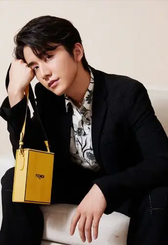 张新成身着黑色西装内搭暗花衬衫帅气有型