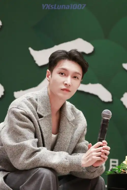 身份和拥有粉丝的爱而自豪演员张艺兴 前途无量 未来可期今天也好庆幸