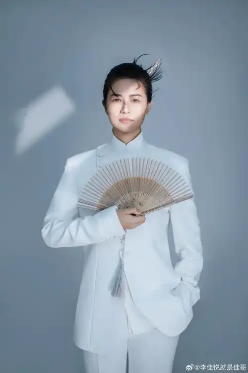 女运动员的另一面李佳悦发布黑白多样风格写真