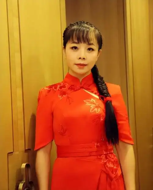 王二妮:成名后不忘农村丈夫,奇迹顶峰时期嫁人,被婆婆当成公主