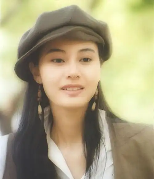 妹妹李嘉欣顺利崭露头角,姐姐李嘉明岂能心甘情愿地落在后面?