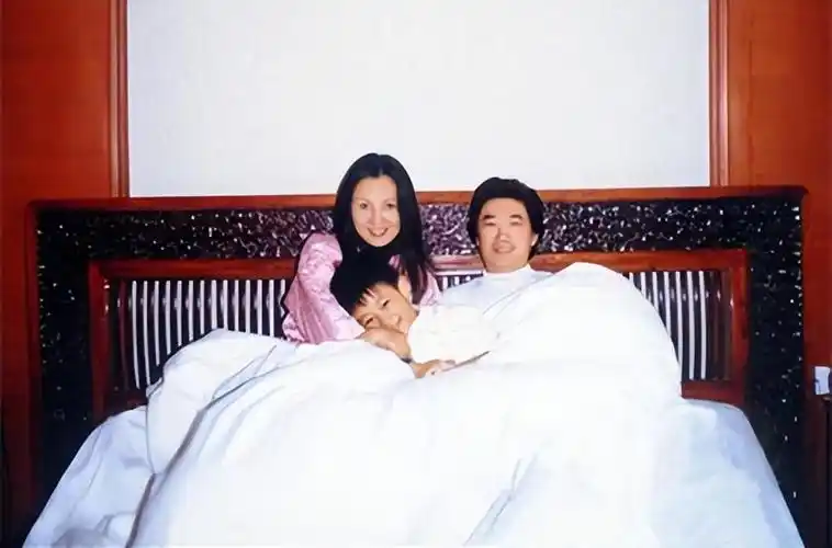 回顾林芳兵出道时遭人算计退圈后被丈夫宠爱30年儿子是她骄傲