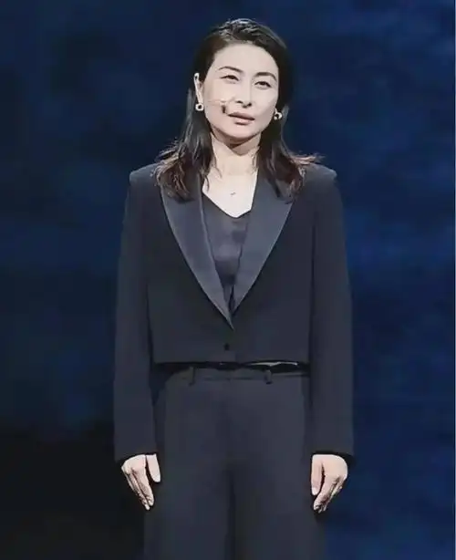 郭晶晶穿正装演讲,肚子凸起还勾腰驼背,身材并不好但她气质高贵