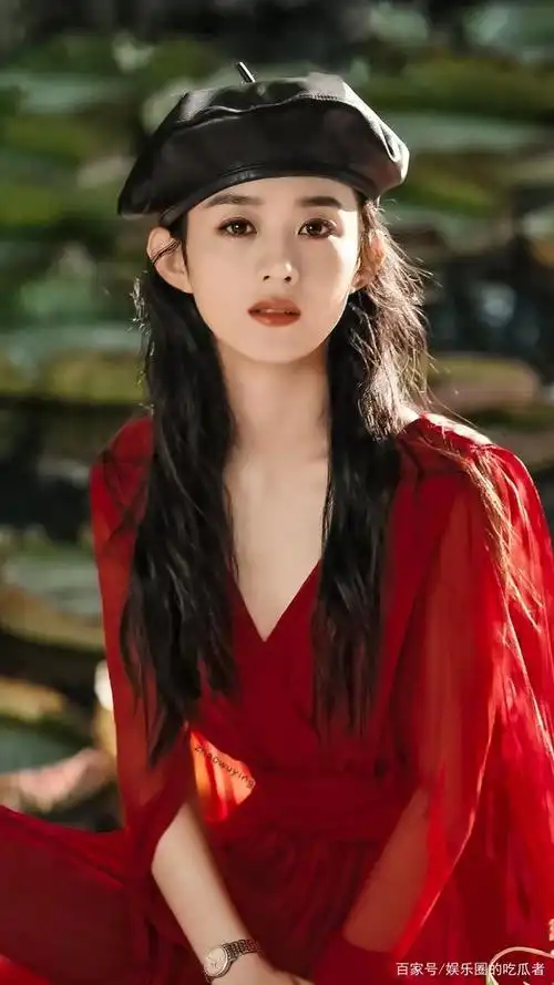 赵丽颖《elle》2021开年刊首封,冬日暖阳野餐大片,活泼灵动~美