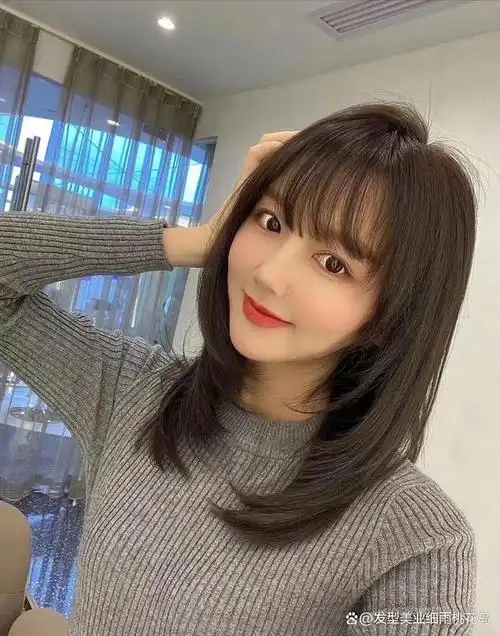 搭配唯美的法式刘海,修饰精美的五官,让人目光焦距在精致五官上,整体