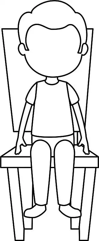 小男孩和装满球的盒子