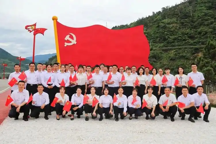 【七一特辑】 我与党旗合个影,用镜头定格信仰