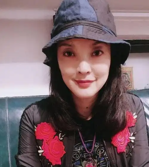 张纪中前妻樊馨蔓公司遭冻结,金额高达600万,两人境况大不同