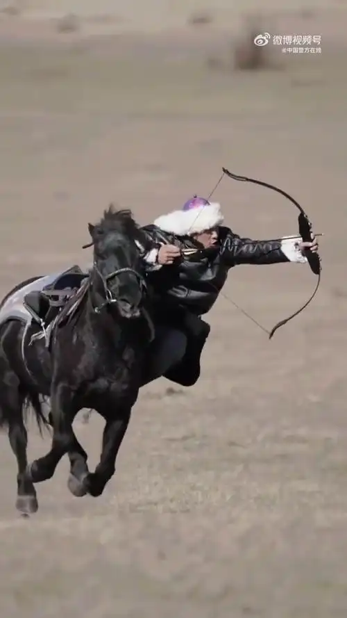 「草原汉子骑马射箭又帅又飒」近日,内蒙古赤峰,乌兰布统草原汉子身骑