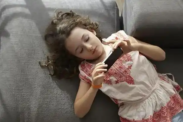 长时间侧躺或仰躺着玩手机,会更容易诱发孩子近视