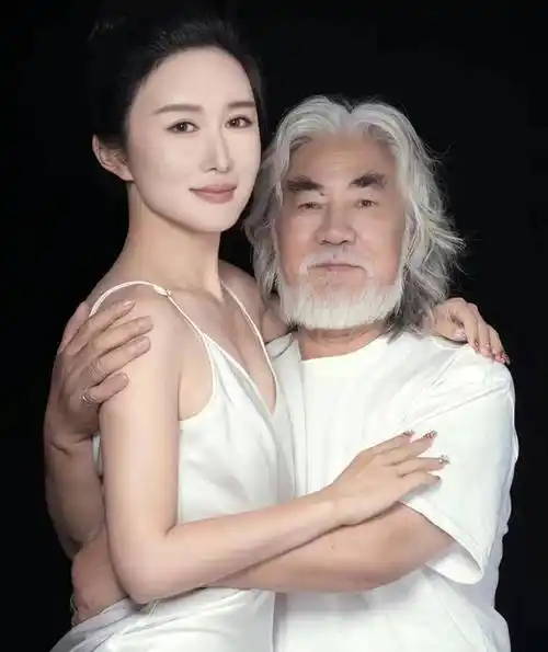 著名导演张纪中晒小娇妻合照秀恩爱,我却笑死在网友的评论区_张智正