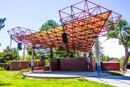 室外露天舞台空混凝土露天看台的体育场前一场足球比赛民族志公园露天