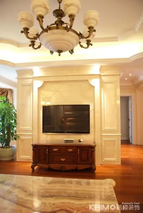 电视背景墙采用米白色 给整个空间设计增加了一丝暖意