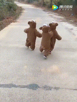 一个也丢不了,这个爷爷带三胞胎的方式火了!