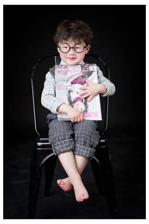 儿童摄影师tt的儿童摄影作品《烫发小男生》