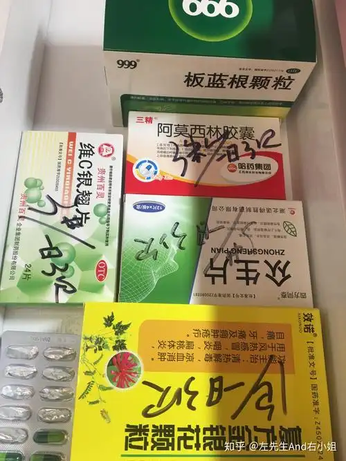 害～"没事儿,很快就会好的,我去诊所叫医生给开了药",顺手把一袋药给