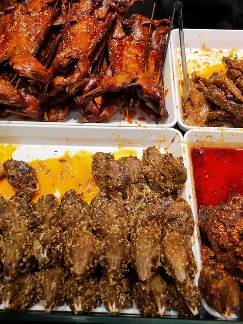 双流兔头,是到成都的必吃小吃之一,味道跟麻辣鸡肉差不多.