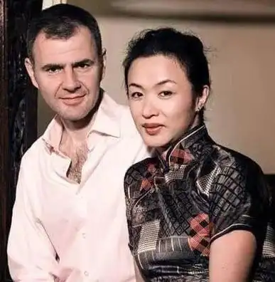 汉斯来到金星的家,抱起了金星的小儿子,金星一看,那状态和其他男人就