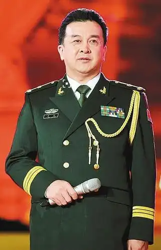 58岁黄宏近照曝光24次登上春晚舞台如今头发花白略显憔悴让人心酸