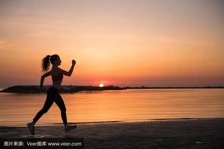 一个女人在海边跑步的剪影