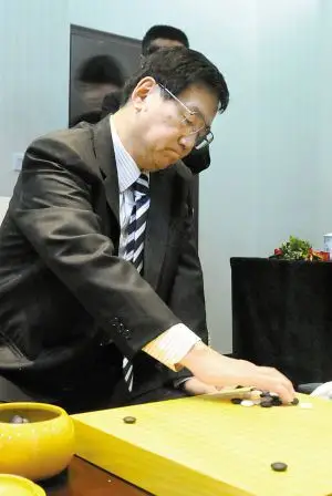 围棋国际大师邀请赛的首轮比赛结束后,棋界元老林海峰接受了本报记者