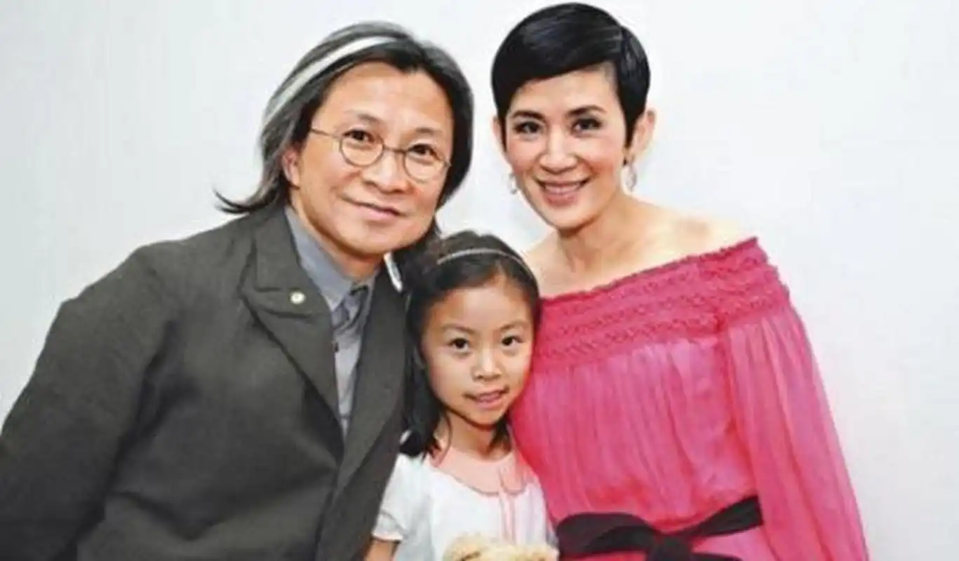 吴君如40岁时怀孕了,记者问陈可辛:"你要当爸爸了,开心吗?