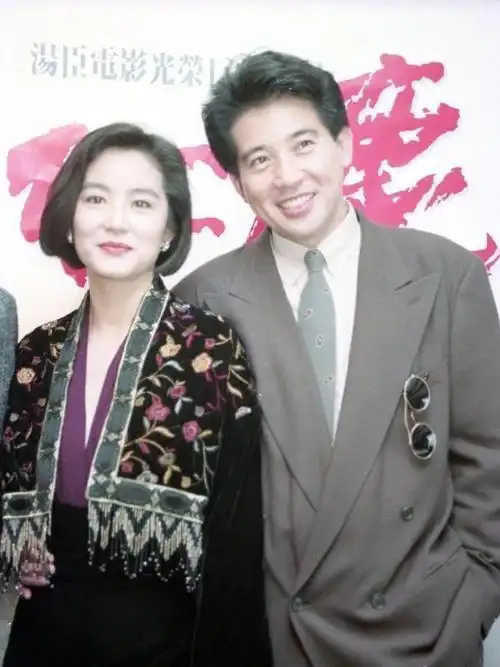 原创秦汉儿媳妇分享爷孙动态,74岁秦汉在家陪孙女玩平衡车,画面温馨