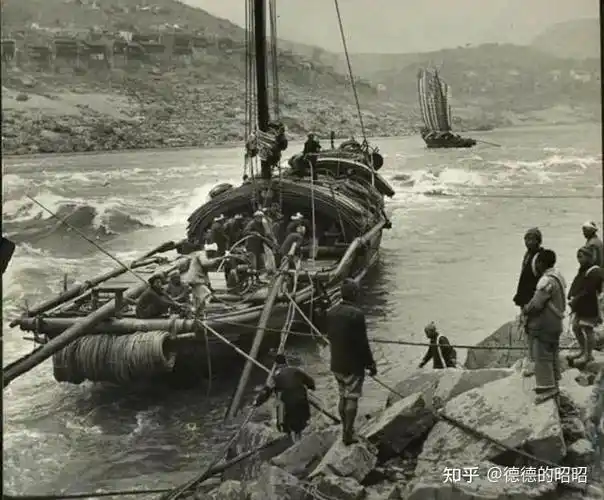 在长江嘉陵江畔,有辛苦劳作的庄稼汉,走街串巷的挑夫货郎;在汹涌的