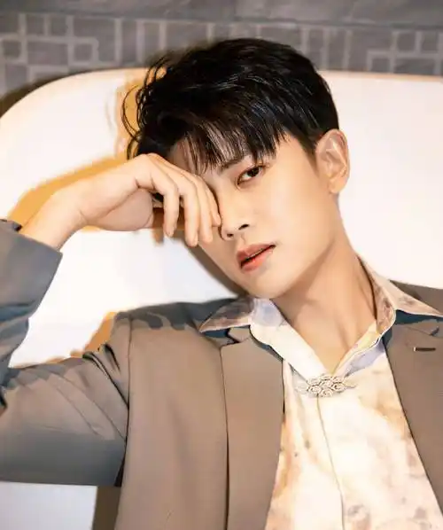 暖男明星任嘉伦时尚写真:阳光帅气的国超