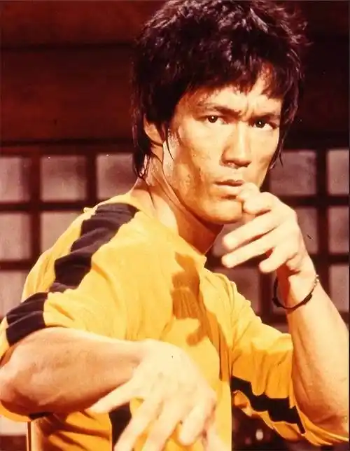 "功夫巨星"李小龙:娶美娇妻生一儿一女,却为何死在丁佩的家?