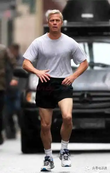 在片中,他走路的姿势特别夸张,跑起步来更是犹如电影《阿甘正传》中的