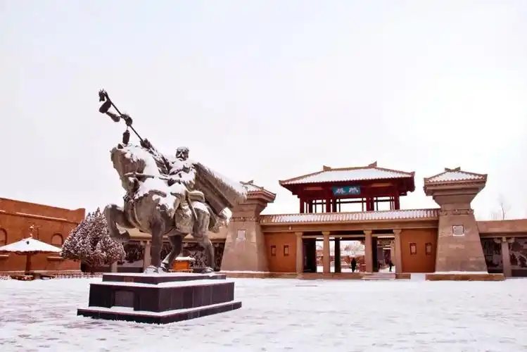 游客在阳关景区观赏雪景(敦煌文体广电和旅游局官方公众号)