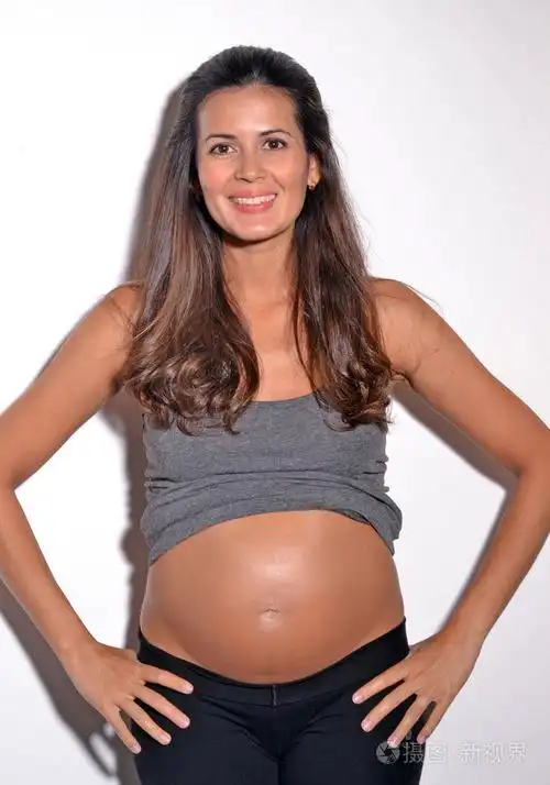 怀孕的女人显示肚皮