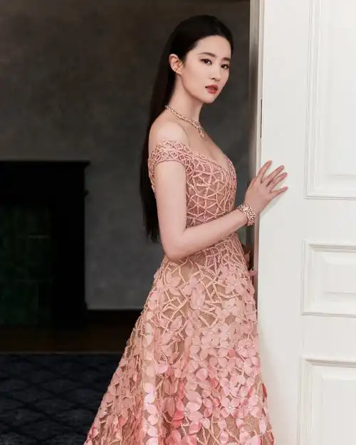 刘亦菲白玉兰造型#@刘亦菲受邀出席第29届#上海电视节#白玉兰颁奖