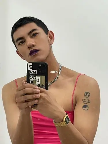 男生涂口红也好看啊!