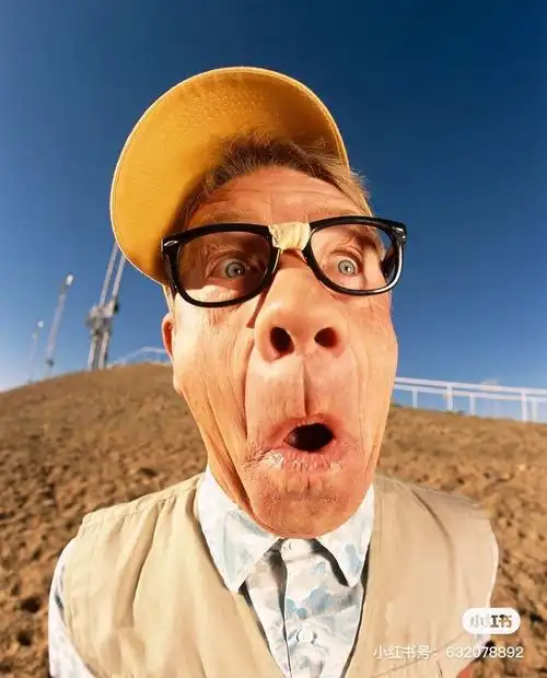 表情夸张的老爷爷