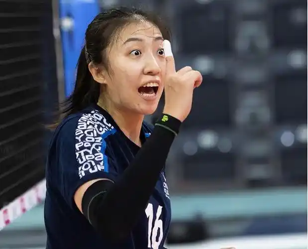 女排奥运冠军丁霞留洋夺首冠,33岁王牌开心庆祝表情真甜